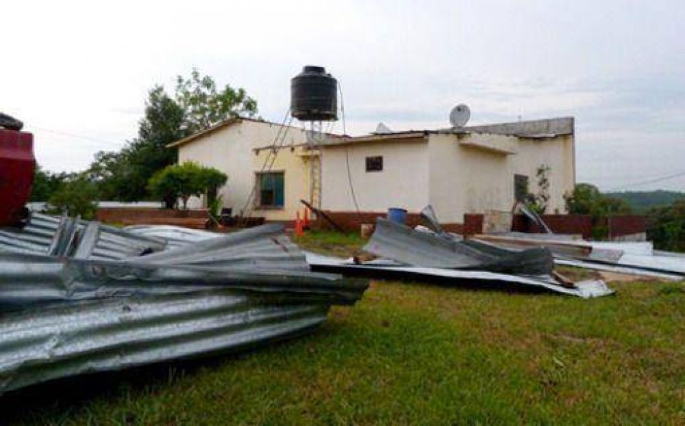 Una r�faga de viento provoc� voladura de techos en M�rtires