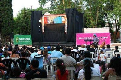 M�s de 400 personas disfrutaron en San Isidro de una obra de t�teres