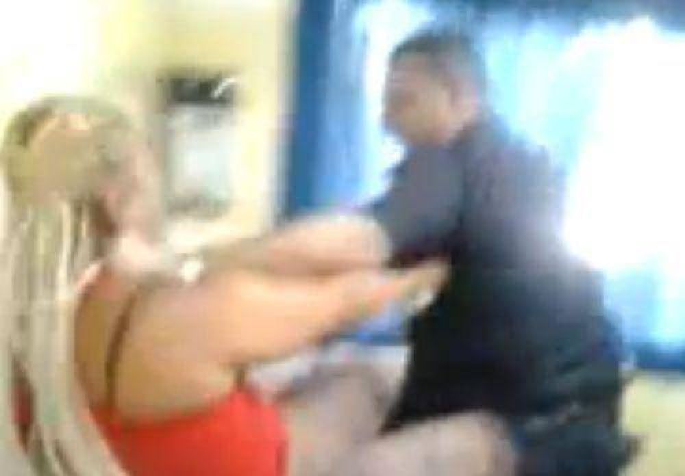 Subcomisario agrede a mujer que denunciaba violencia de g�nero