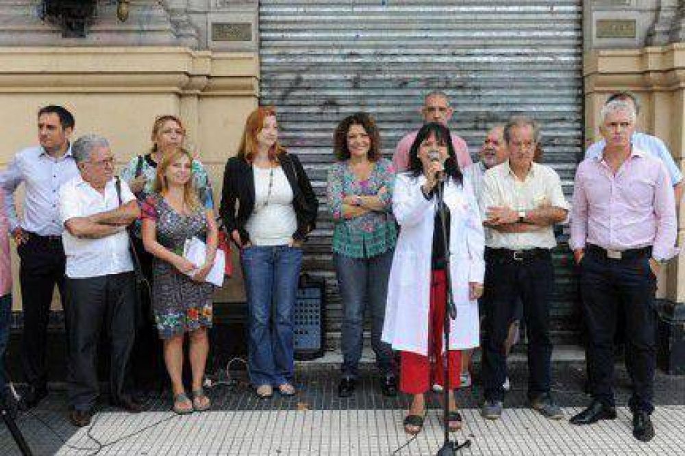 Profesionales de la salud reclaman por recortes
