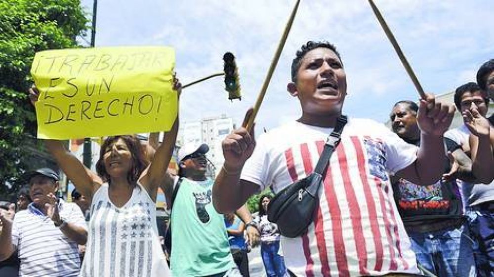 Piedras, palos y detenidos tras otro desalojo de manteros