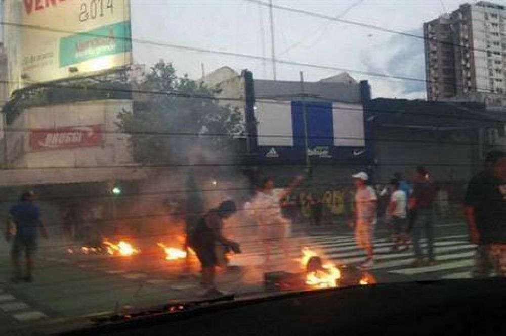 Despu�s de los cortes matinales, los manteros volvieron a protestar por la noche