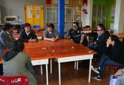 J�venes se re�nen para pedir un espacio donde expresarse