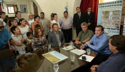 El Gobernador firm� convenios para construir viviendas en San Mart�n