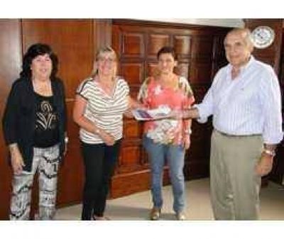 GRAVIDA recibe ayuda de la municipalidad  