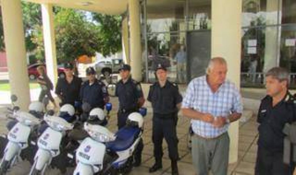 Hip�lito Yrigoyen: Con pol�mica, entregaron nuevas motos para la polic�a