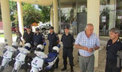 Hip�lito Yrigoyen: Con pol�mica, entregaron nuevas motos para la polic�a