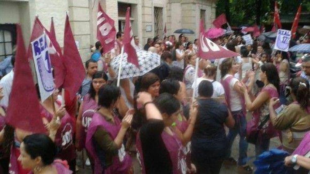 Cientos de docentes se movilizaron bajo la lluvia