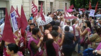 Cientos de docentes se movilizaron bajo la lluvia