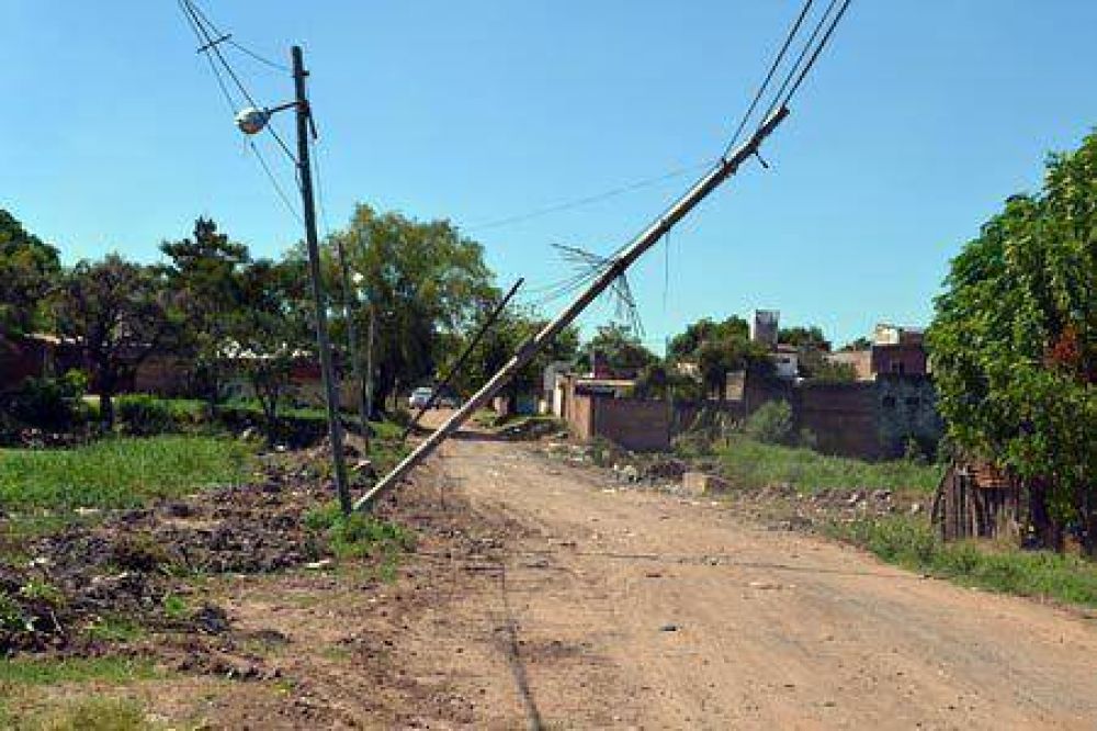 Postes de luz est�n a punto de ceder en Entre R�os y Calle 14