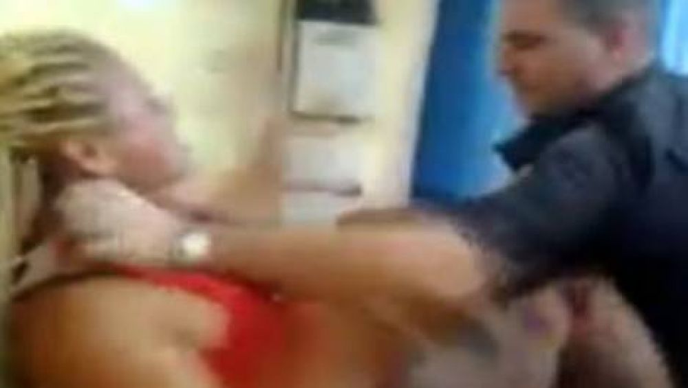 Por violencia de g�nero y la agredieron polic�as
