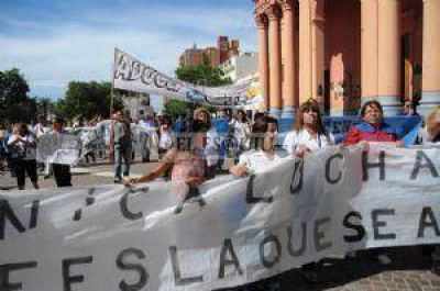 Docentes y estatales salieron a la calle para reclamar por el 44%