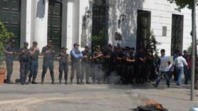 Enojados con la c�pula gremial, las bases se movilizan a Casa de Gobierno por una urgente recomposici�n salarial