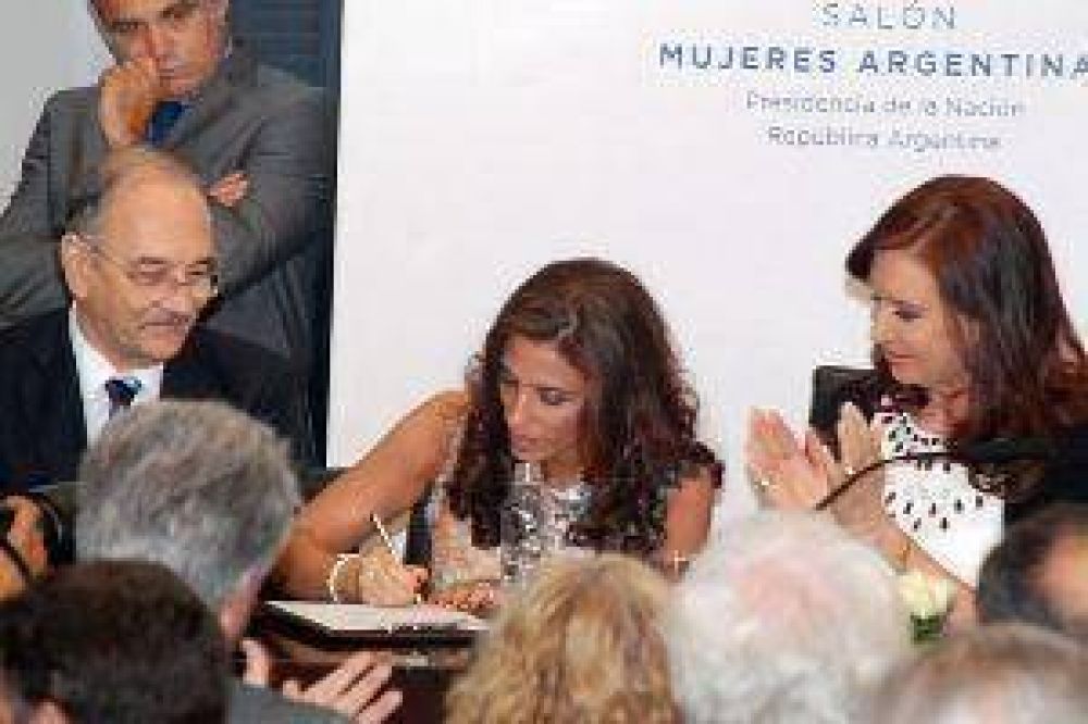 La gobernadora y Cristina firmaron el contrato para iniciar la obra de la cloaca mxima