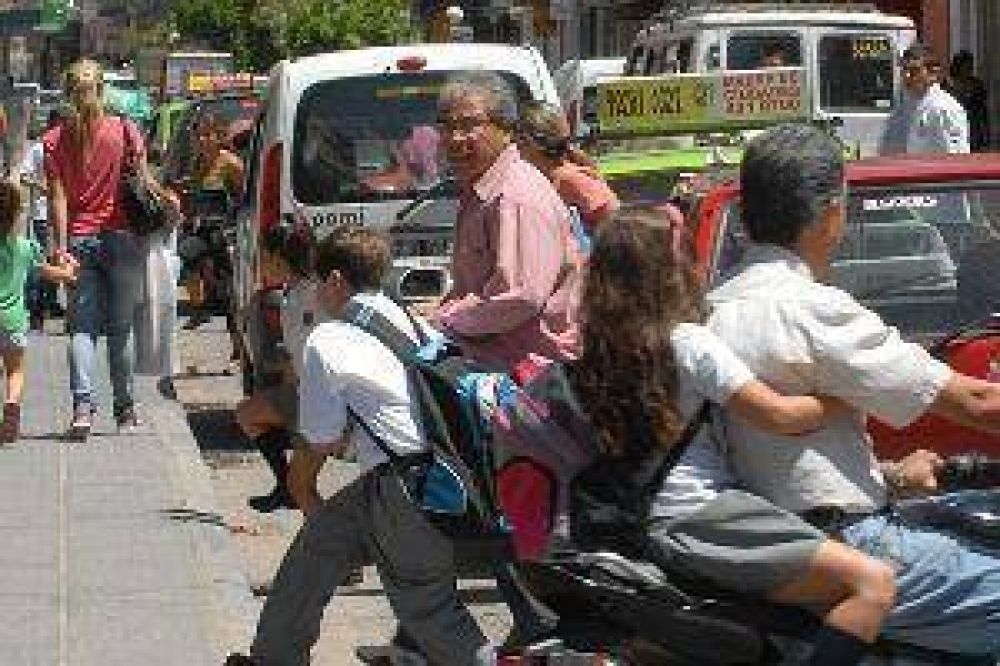 Con una "manga escolar" buscan solucionar el caos vehicular en los colegios