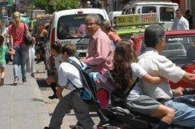 Con una "manga escolar" buscan solucionar el caos vehicular en los colegios