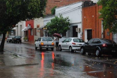 El fuerte viento tumb� el muro perimetral de la cancha de Sportivo