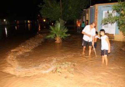 La lluvia colaps� un canal y debieron evacuar gente