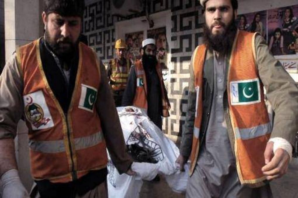 Once polic�as muertos y 40 heridos en un atentado suicida en Pakist�n