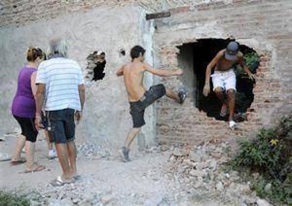 Rosario: matan a un joven frente a un b�nker de drogas y los vecinos incendian el lugar