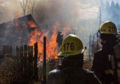 El fuego destruy� 3 casas en San Mart�n 