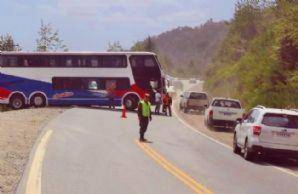 Ruta 40: Por mala maniobra, un micro qued� "colgado"