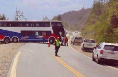 Ruta 40: Por mala maniobra, un micro qued� "colgado"