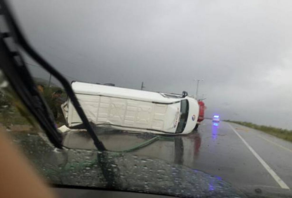 Volc� un utilitario en Autopista 25 de Mayo