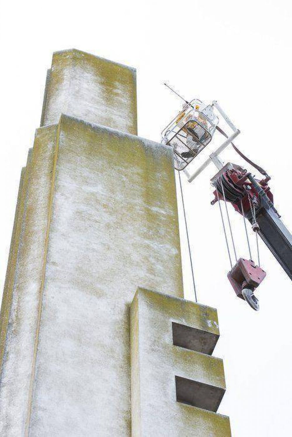 El intendente Inza recorri� las obras de refacci�n y limpieza de la portada del Parque Municipal