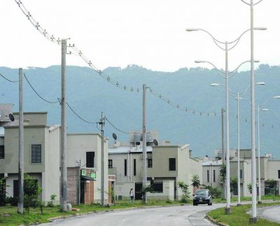 Furiosos por las casas deshabitadas, los vecinos de Lomas de Taf� llevaron las denuncias al PE
