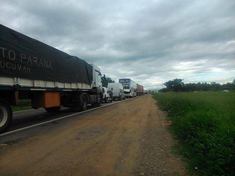 Quince kil�metros de bronca en la Ruta 34 por corte de remiseros