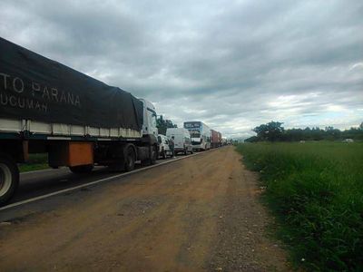 Quince kil�metros de bronca en la Ruta 34 por corte de remiseros