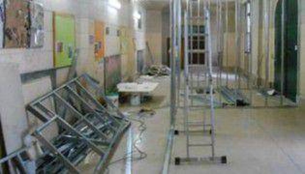Presentan un amparo para frenar construcci�n de aulas en pasillos