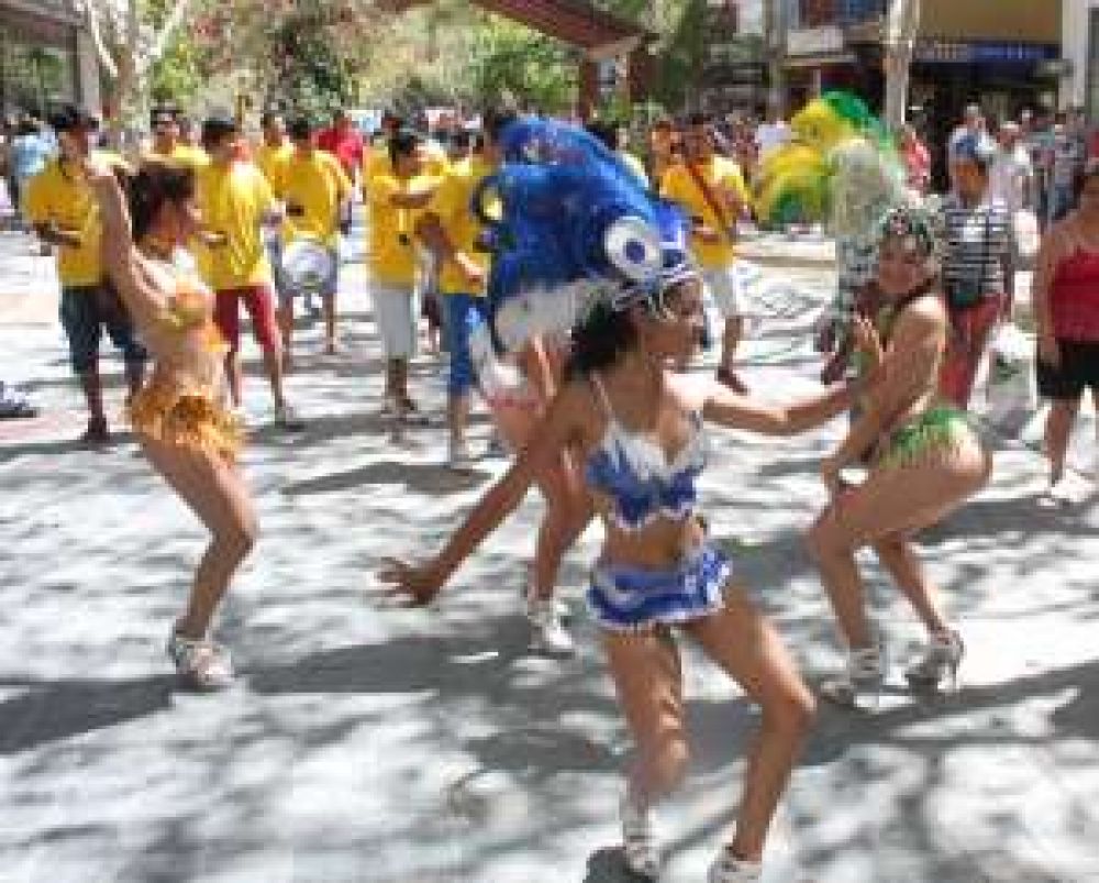 En barrio Los Pinos se larga hoy el Carnaval