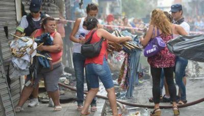 Cortocircuito habr�a causado incendio que devast� una feria