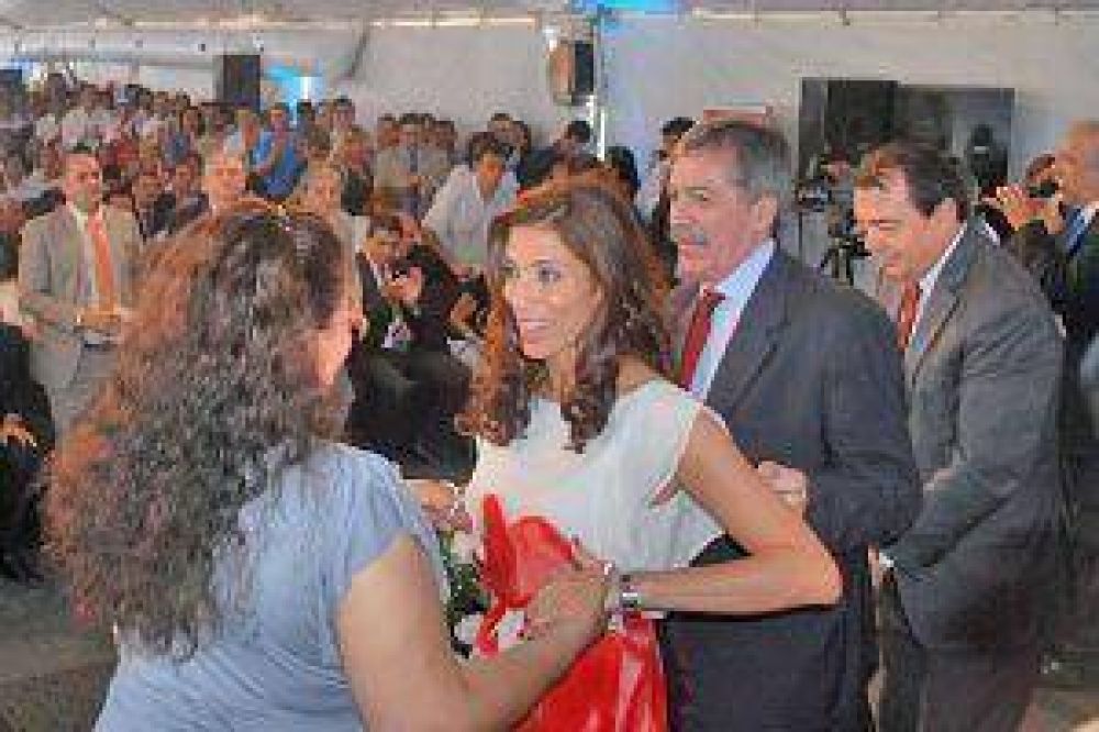 La gobernadora inaugur ms de 300 viviendas en La Banda y en el Vinalar