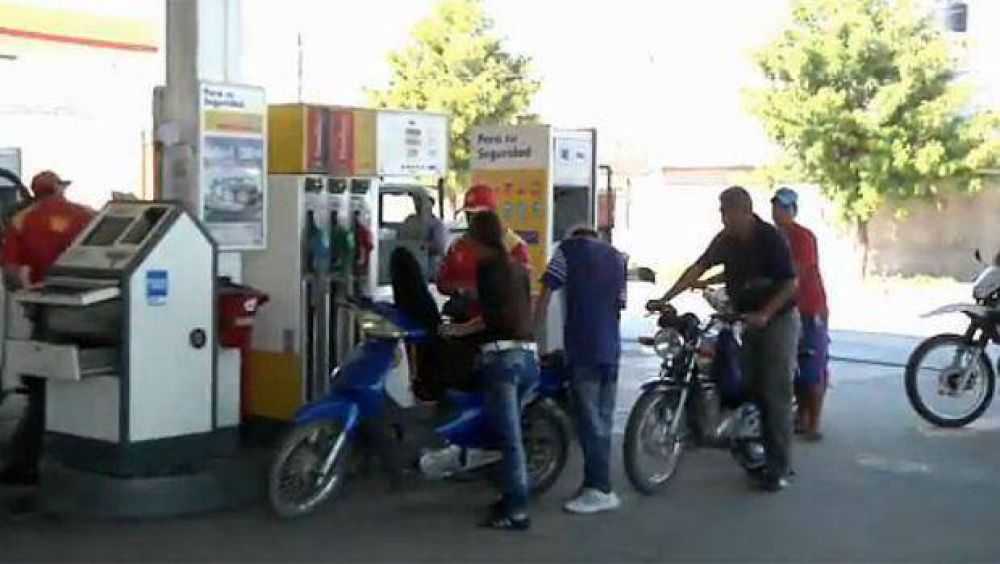 Tras el acuerdo, comenz� a regir en Santiago la baja de precios en la nafta