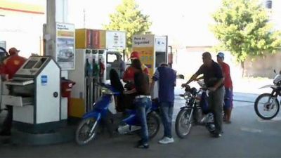 Tras el acuerdo, comenz� a regir en Santiago la baja de precios en la nafta