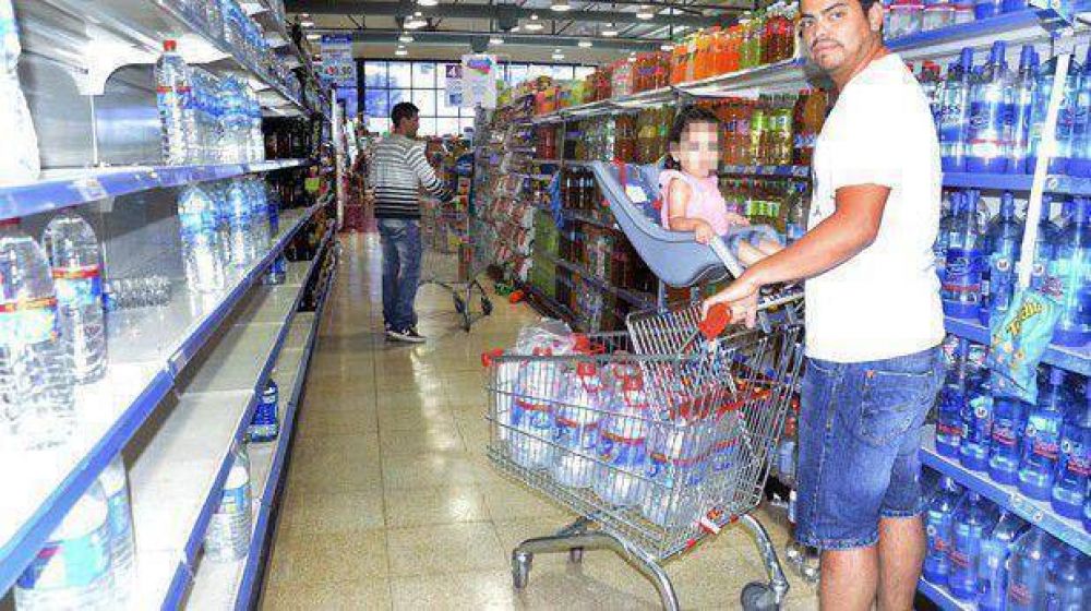 Se agotaron los bidones de agua en los supermercados