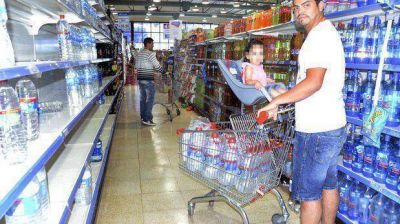 Se agotaron los bidones de agua en los supermercados