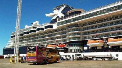 El crucero Infinity lleg� con m�s de 2.000 turistas a Madryn y la pr�xima semana amarra el Minerva
