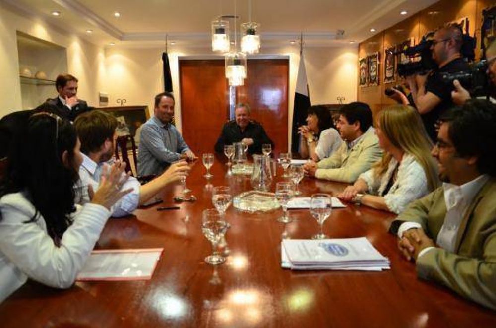 Se anunci� la construcci�n de Centros de D�a para cuatro localidades santacruce�as