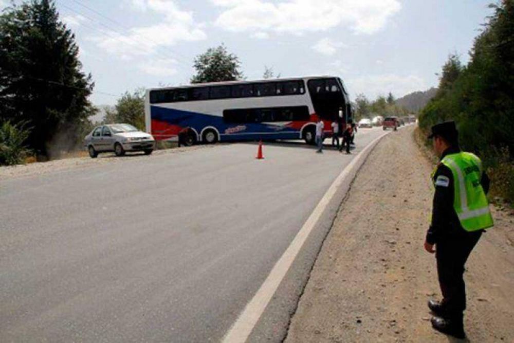 Micro tur�stico qued� colgado en la ruta 40