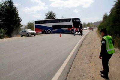 Micro tur�stico qued� colgado en la ruta 40
