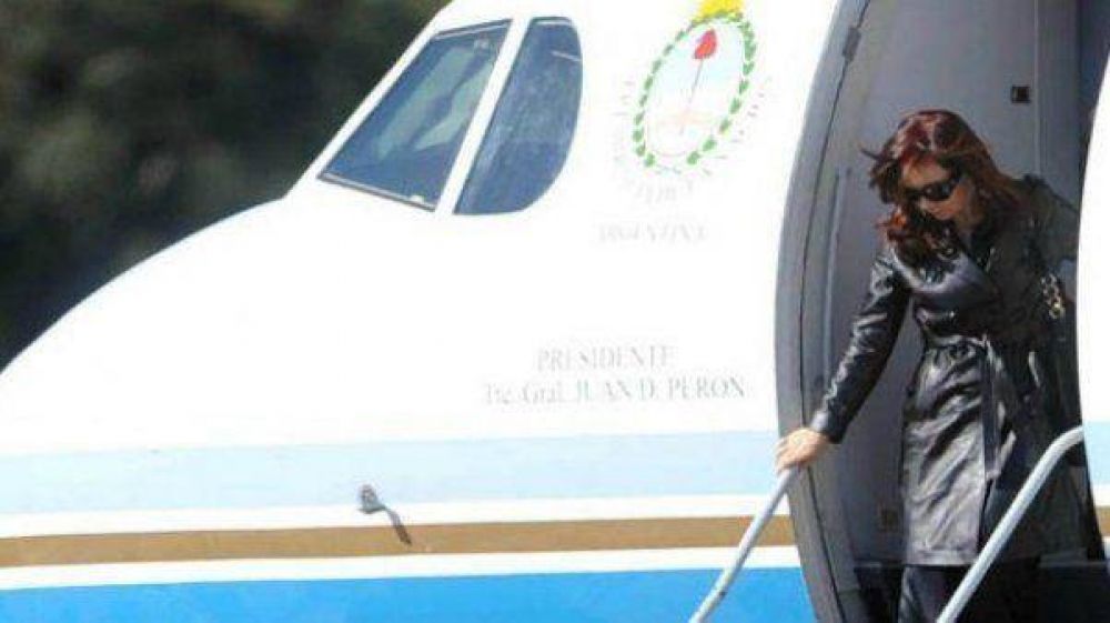 Cristina parti� hacia El Calafate donde encabezar� un acto junto a Peralta