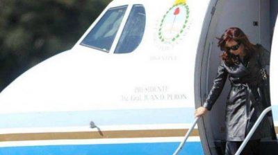 Cristina parti� hacia El Calafate donde encabezar� un acto junto a Peralta