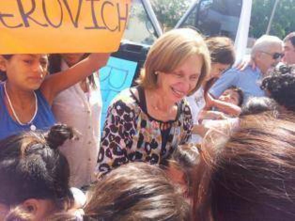 Tras un acto que termin� en reclamos vecinales, Beatriz Rojk�s neg� querer ser gobernadora