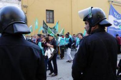 Por la inflaci�n, estatales piden paritarias �con urgencia� y fondos de emergencia