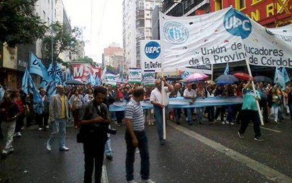 Gremios estatales marcharon por el Centro de C�rdoba (un herido)