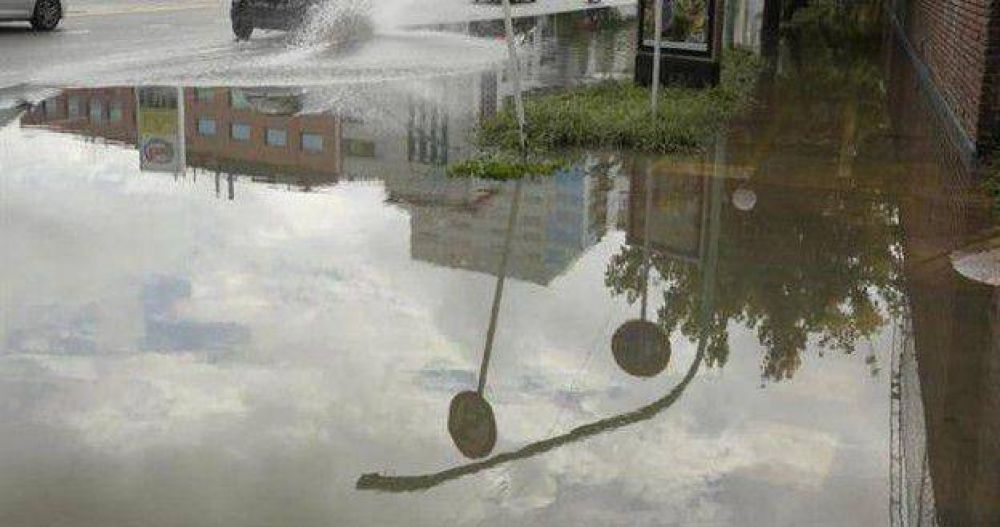 Por la fuerte lluvia, colapsan todos los desag�es del centro